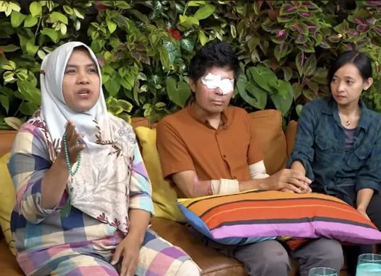 Agus Salim menghadapi ujian baru setelah kehilangan penglihatan akibat air keras. Curhat soal rumah tangga yang ditinggal istrinya. (Sumber: YouTube/CURHAT BANG Denny Sumargo)