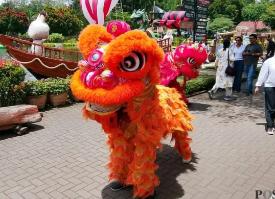 Atraksi barongsai di Floating Market Lembang, Kabupaten Bandung Barat, bertepatan dengan perayaan Imlek, Selasa, 17 Februari 2026. (Sumber: Poskota/Gatot Poedji Utomo)