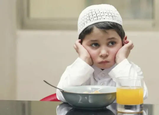 Ilustrasi seorang anak sedang berpuasa (Sumber: Unsplash)