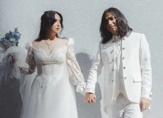 Ayushita dan Gerald Situmorang membagikan momen pernikahan mereka yang berlangsung sederhana dan intim pada Januari 2026. (Sumber: Instagram/@geraldsitumorang)