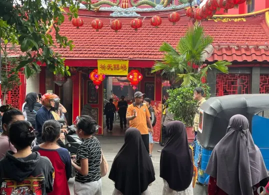 Suasana sejumlah warga sedang menanti angpao di depan Vihara Toa Se Bio di kawasan Petak Sembilan, Glodok, Tamansari, Jakarta Barat, Selasa, 17 Februari 2026. (Sumber: Poskota/Pandi Ramedhan)