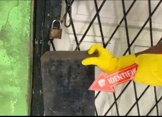 Polisi melakukan identifikasi di SDN Karadenan 01, Cibinong pasca pembobolan oleh maling. (Sumber: Polres Bogor)