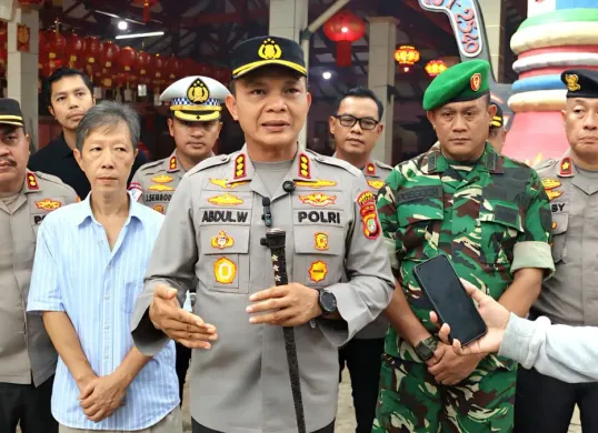 Potret Kapolres Metro Depok, Abdul Waras saat meninjau pengamanan saat perayaan Imlek. (Sumber: Humas Polres Metro Depok)