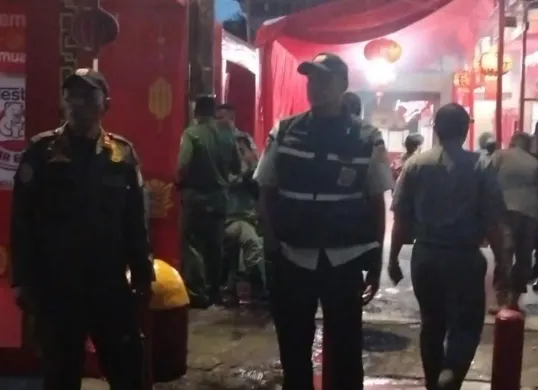 Petugas Satpol PP melakukan pengamanan di kawasan Vihara Dharma Bakti, Taman Sari, Jakarta Barat. (Sumber: Istimewa)