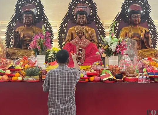 Jemaah sedang beribadah di kawasan Vihara Dharma Bakti, Glodok, Taman Sari, Jakarta Barat, Selasa, 17 Februari 2026. (Sumber: Poskota/Pandi Ramedhan)