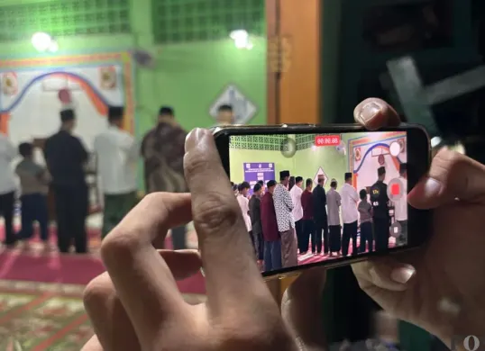 Jemaah Muhammadiyah Cibinong melaksanakan sholat Tarawih perdana pada Ramadhan 1447 Hijiriah di Masjid Umar bin Khattab, Kabupaten Bogor, Selasa, 17 Februari 2026. (Sumber: Poskota/Giffar Rivana)