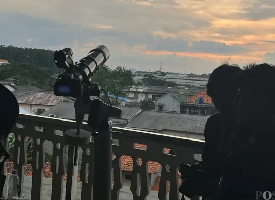 Pemantauan hilal menggunakan teleskop di Masjid KH Hasyim Asy'ari, Cengkareng, Jakarta Barat, Selasa, 17 Februari 2026. (Sumber: Poskota/Pandi Ramedhan)