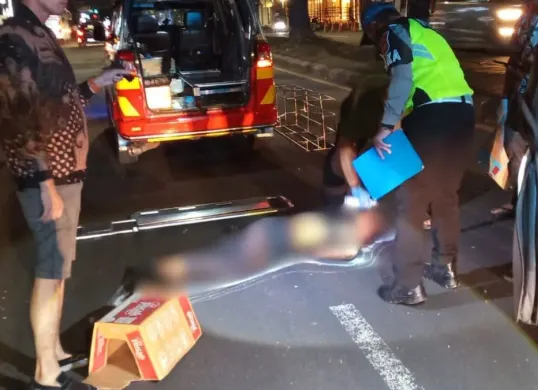 Seorang pengendara sepeda motor tewas seketika usai ditabrak dan terlindas bus di Jalan Transyogi Cibubur, Kelurahan Harjamukti, Kecamatan Cimanggis, Kota Depok, Selasa, 17 Februari 2026. (Sumber: Dok. Lantas Polsek Cimanggis)