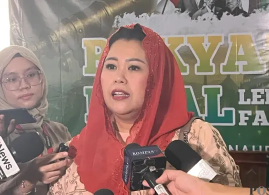 Putri Presiden ke-4 RI Gus Duryakni, Yenny Wahid turut menyaksikan pemantauan hilal di Masjid KH Hasyim Asy'ari, Cengkareng, Jakarta Barat, Selasa, 17 Februari 2026. (Sumber: Poskota/Pandi Ramedhan)