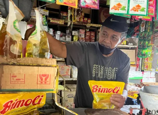 Pedagang tradisional di Pasar Slipi, Palmerah, Jakarta Barat, sedang menata minyak yang merupakan dagangannya, Rabu, 18 Februari 2026. (Sumber: Poskota/Pandi Ramedhan)