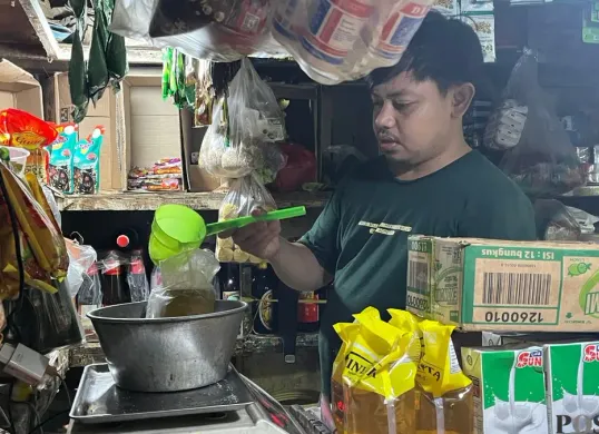 Salah seorang pedagang minyak di Pasar Kebayoran Lama, Jakarta Selatan, Rabu, 18 Februari 2026. (Sumber: Poskota/Pandi Ramedhan)