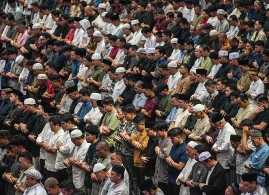 Barisan jemaah laki-laki saat sholat Tarawih pada Ramadhan 1447 Hijriah di Masjid Istiqlal, Pasar Baru, Sawah Besar, Jakarta Pusat, Rabu, 18 Februari 2026. (Sumber: Poskota/Bilal Nugraha Ginanjar)