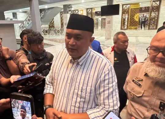 Bupati Bogor, Rudy Susmanto memberikan keterangan pers di Gor Laga Satria, Rabu, 18 Februari 2026. (Sumber: Poskota/Giffar Rivana)