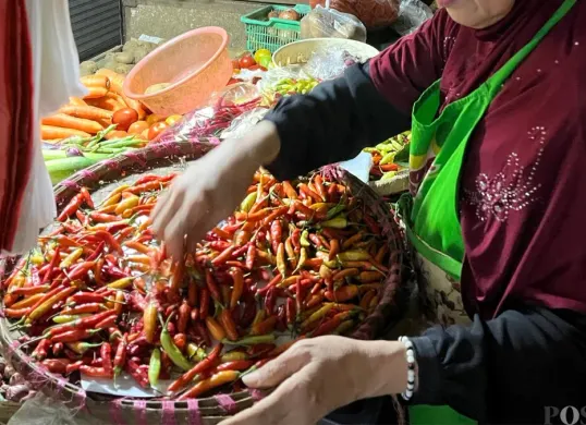 Pedagang sayur mayur di Pasar Slipi berharap harga bahan pokok cabai hingga bawang stabil selama Ramadhan. (Sumber: Poskota/Pandi Ramedhan)