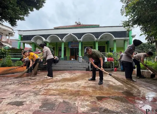 Anggota Polres Bogor bebersih di Masjid Jami Al Muhajirin, Cibinong. (Sumber: Poskota/Giffar Rivana)