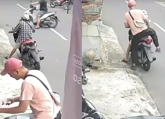 Seorang pria diduga menempelkan stiker QRIS yang terhubung dengan judi online di Petukangan Selatan, Pesanggrahan, Jakarta Selatan. (Sumber: Dok. Instagram Info Ciledug)