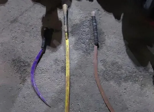 Barang bukti senjata tajam yang disita dari para pemuda yang hendak melakukan aksi tawuran di Cilincing, Jakarta Utara. (Sumber: Dok. Polda Metro Jaya)