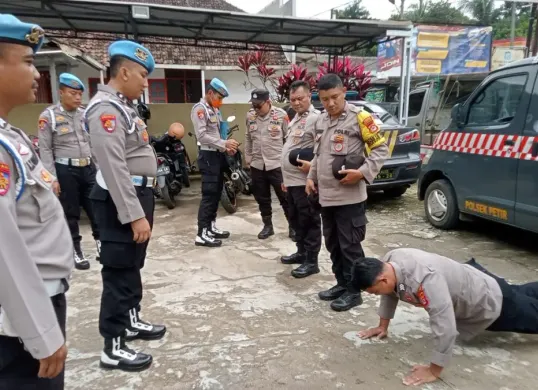 Personel Propam Polres Serang memeriksa personel di salah sebuah Polsek. (Sumber: Dok. Sie Propam)