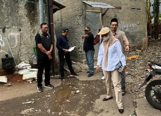Anggota DPRD Jakarta, Jamilah Abdul Gani saat meninjau permukiman di RW 08 Kelurahan Kedo di kawasan Kebon Jeruk, Jakarta Barat. (Sumber: Dok. Istimewa)