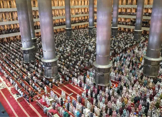 Ribuan jemaah melaksanakan sholat Tarawih perdana pada Ramadhan 1447 Hijriah di Masjid Istiqlal, Pasar Baru, Sawah Besar, Jakarta Pusat, Rabu, 18 Februari 2026. (Sumber: Poskota/Bilal Nugraha Ginanjar)