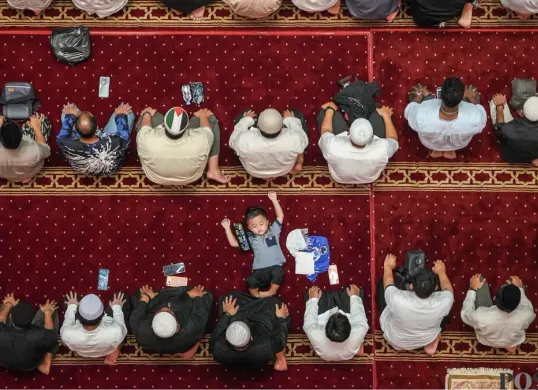 Masjid Istiqlal memberikan takjil gratis kepada masyarakat selama Ramadhan 1447 Hijriah. (Sumber: Poskota/Bilal Nugraha Ginanjar)