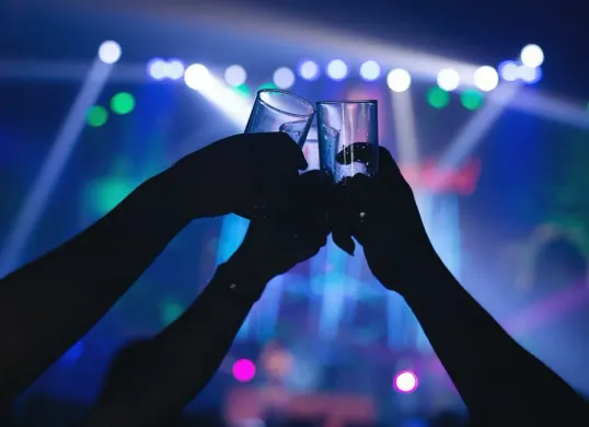 Ilustrasi tempat hiburan malam di Jakarta. (Sumber: Freepik/@jcomp)