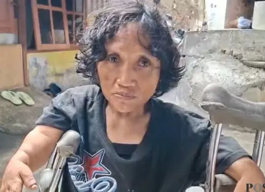 Potret Anah, 43 tahun, ibu disabilitas di Cengkareng, Jakarta Barat, yang rumahnya direnovasi oleh Satpol PP Jakarta, Kamis, 19 Februari 2026. (Sumber: Poskota/Pandi Ramedhan)