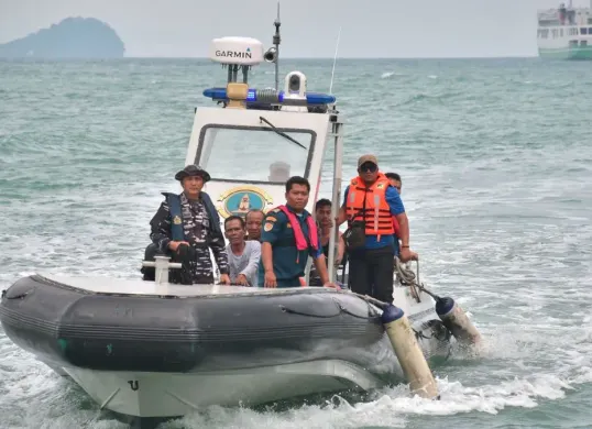 Petugas Lanal Banten tengah melakukan pencarian korban hilang dari kapal Marina 7 di perairan Pulau Ular, Kecamatan Ciwandan, Kota Cilegon, Kamis, 19 Februari 2026. (Sumber: Dok. Lanal Banten)