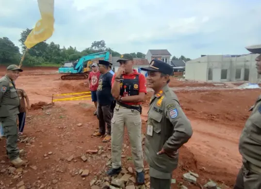 Petugas menghentikan penggalian tanah tidak berizin untuk pembangunan perumahan di daerah Bedahan, Sawangan, Kota Depok. (Sumber: Dok. Satpol PP Depok)