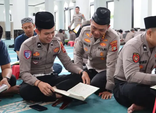 Personel kepolisian mengaji di Masjid Al Ikhlas, Polres Metro Depok, Pancoran Mas, Kamis, 19 Februari 2026. (Sumber: Dok. Polres Metro Depok)