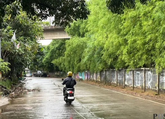 Penampakan ruas jalan Haji Lebar, Meruya Selatan, Kembangan, Jakarta Barat, yang menjadi lokasi mobil towing polisi terparkir hingga ditindak petugas, Kamis, 19 Februari 2026. (Sumber: Poskota/Pandi Ramedhan)
