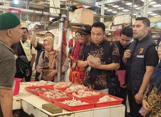 Satgas Saber Pelanggaran Harga, Keamanan, dan Mutu Pangan melakukan pengecekan harga dan ketersediaan bahan pokok di Pasar Koja Baru, Jakarta Utara, Kamis, 19 Februari 2026. (Sumber: Dok. Polda Metro Jaya)