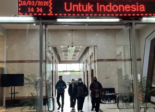 Aktivitas PTSP berjalan normal selama bulan puasa di Kantor Pemerintah Kota Administrasi Jakarta Barat, Kamis, 19 Februari 2026. (Sumber: Poskota/Pandi Ramedhan)