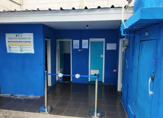 PAM Jaya bersama PALJAYA melakukan revitalisasi MCK (Mandi, Cuci, Kakus) komunal di dua lokasi, yakni RT 14 dan RT 15 RW 09 Manggarai, Jakarta Selatan. (Sumber: Dok. Kominfotik Pam Jaya)