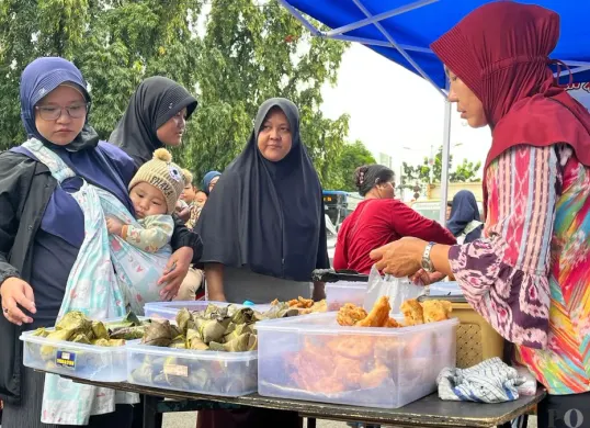 Masyarakat sedang berburu takjil di Jalan Panjang, Kebon Jeruk, Jakarta Barat, Kamis, 19 Februari 2026. (Sumber: Poskota/Pandi Ramedhan)