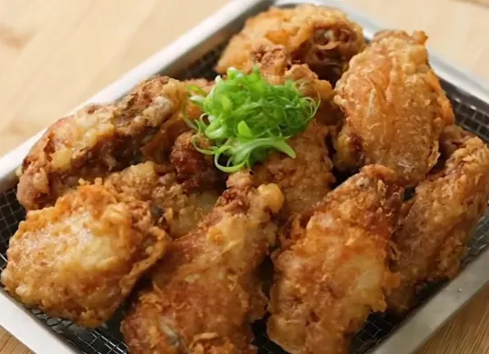 Resep buka puasa simpel ala Chef Devina Hermawan, sayap ayam goreng terasi. (Sumber: Instagram/@devinahermawan)