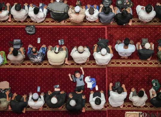 Umat Islam melaksanakan shalat tarawih pertama di Masjid Istiqlal, Jakarta, Rabu, 18 Februari 2026. (Sumber: Poskota/Bilal Nugraha Ginanjar)
