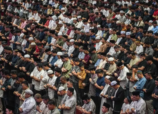 Umat Islam melaksanakan shalat tarawih di Masjid Istiqlal. (Sumber: Poskota/Bilal Nugraha Ginanjar)