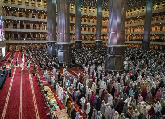 Suasana jamaah mengikuti rangkaian ibadah Ramadan 1447 H di Masjid Istiqlal, Jakarta, Rabu, 18 Februari 2026. (Sumber: Poskota/Bilal Nugraha Ginanjar)