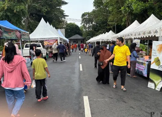 Pasar takjil di komplek perkantoran Pemkab Bogor diserbu warga jelang buka puasa, Kamis, 19 Februari 2026. (Sumber: Poskota/Giffar Rivana)