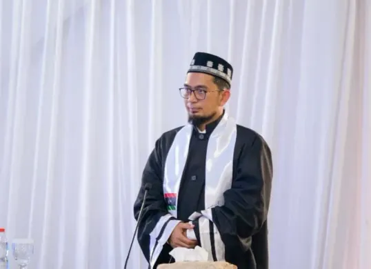 Ustadz Adi Hidayat memberikan penjelasan rinci mengenai batas waktu sahur yang benar menurut Al-Qur’an dan sunnah Nabi Muhammad SAW. (Sumber: Instagram/@adihidayatofficial)