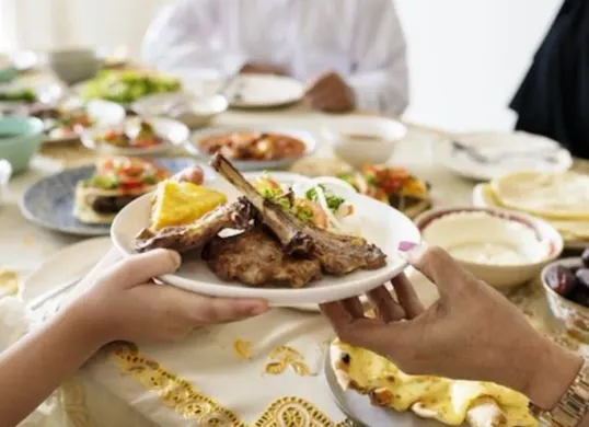 5 keutamaan memberi makan orang yang berpuasa (Sumber: Pinterest/saatvamattress)