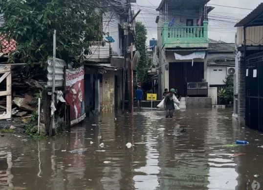 Warga di RW 09, Kelurahan Petukangan Utara, Kecamatan Pesanggrahan, Jakarta Selatan, Jumat, 20 Februari 2026. (Sumber: Poskota/Pandi Ramedhan)