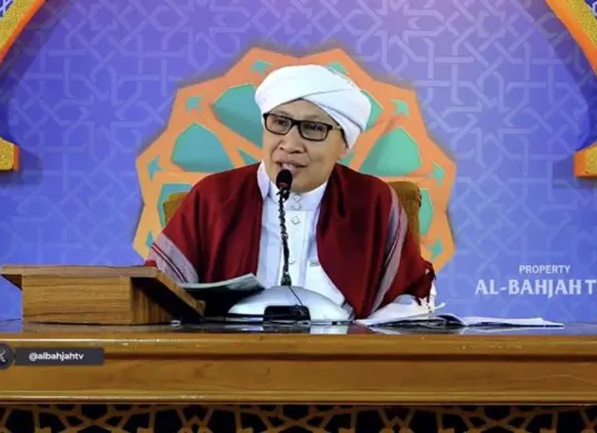Dalam kajiannya, Buya Yahya menegaskan pentingnya meninggalkan maksiat selama Ramadhan. Tanpa itu, puasa dan tarawih bisa tidak membuahkan pahala. (Sumber: YouTube/Buya Yahya)