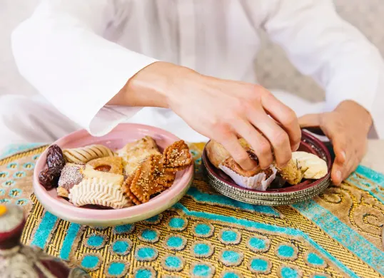 Jadwal buka puasa hari ini di Kota Bandung Jumat 20 Februari 2026. (Sumber: Freepik)