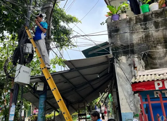 Kanopi rumah di Jalan Swasembada Barat XIX, RT 08/03, Kelurahan Kebon Bawang, Kecamatan Tanjung Priok, Jakarta Utara, rusak tersapu angin kencang, Jumat, 20 Februari 2026. (Sumber: Poskota/M. Tegar Jihad)