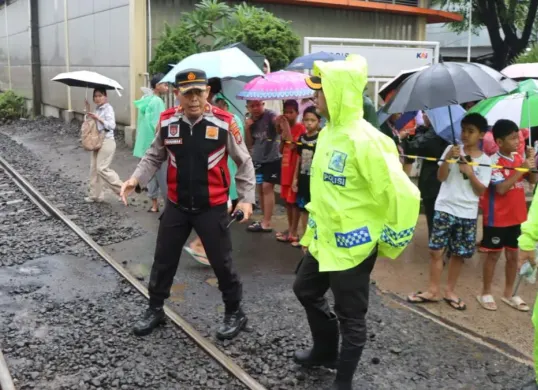 Petugas berada di TKP kecelakaan Commuter Line Basoetta arah Bandara Internasional Soetta di perlintasan sebidang JPL 21 lintas Rawa Buaya-Batuceper, Poris, Kota Tangerang, Jumat, 20 Februari 2026. (Sumber: Dok. Polres Metro Tangerang Kota)