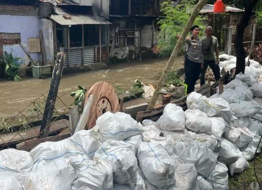 Tanggul yang jebol di RPTRA Bhineka, Petukangan Utara, Pesanggrahan, Jakarta Selatan, disebut menjadi salah satu biang kerok banjir yang melanda permukiman warga di RW 09. (Sumber: Poskota/Pandi Ramedhan)