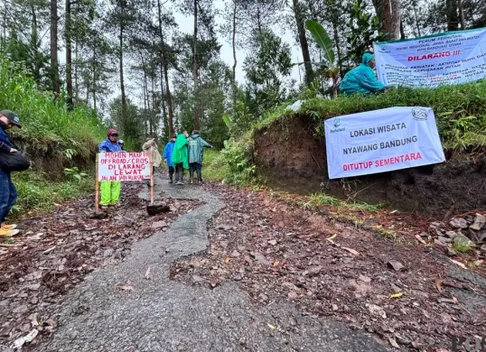 Masyarakat menutup akses masuk jalur-jalur ilegal hutan Nyawang Bandung. (Sumber: Poskota/Gatot Poedji Utomo)