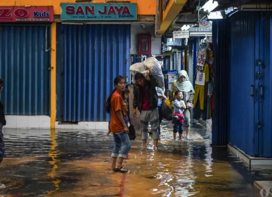 Banjir yang menggenangi kasawan Pasar Cipulir, Jakarta Selatan pada Jumat, 20 Februari 2026. (Sumber: Poskota/Bilal Nugraha Ginanjar)